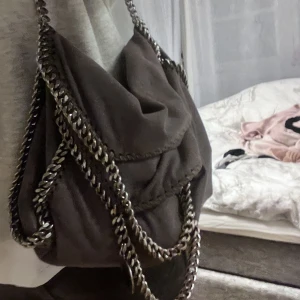 Stella McCartney väska - Intressekoll på denna Stella väska!! Jag säljer men kan tänka mig att byta mot en Stella McCartney väska i en annan modell💕💕 det är mellanstorleken och den som har en axelkedja! Pris kan diskuteras, köp direkt för 2900!!
