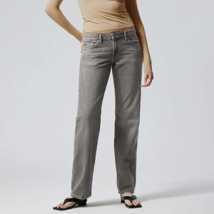 Lågmidjade jeans  - Lågmidjade grå jeans från weekend i jättefint skick.