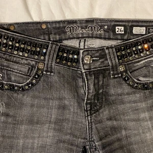 Miss me jeans - Snygga miss me jeans. Bra skick. Mått - midja 36cm (elastiskt). Skrev till midja: 18cm (lågmidjade). Lår: 22cm (elastiskt) innerbenslängd: 75cm. Benöppning: 15cm.