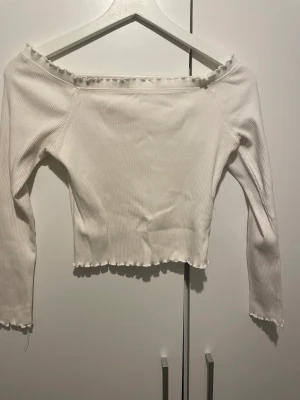 Croppad topp - Vit croppad topp ifrån Gina Tricot, storlek M, i jätte bra skick, skriv för mer information 