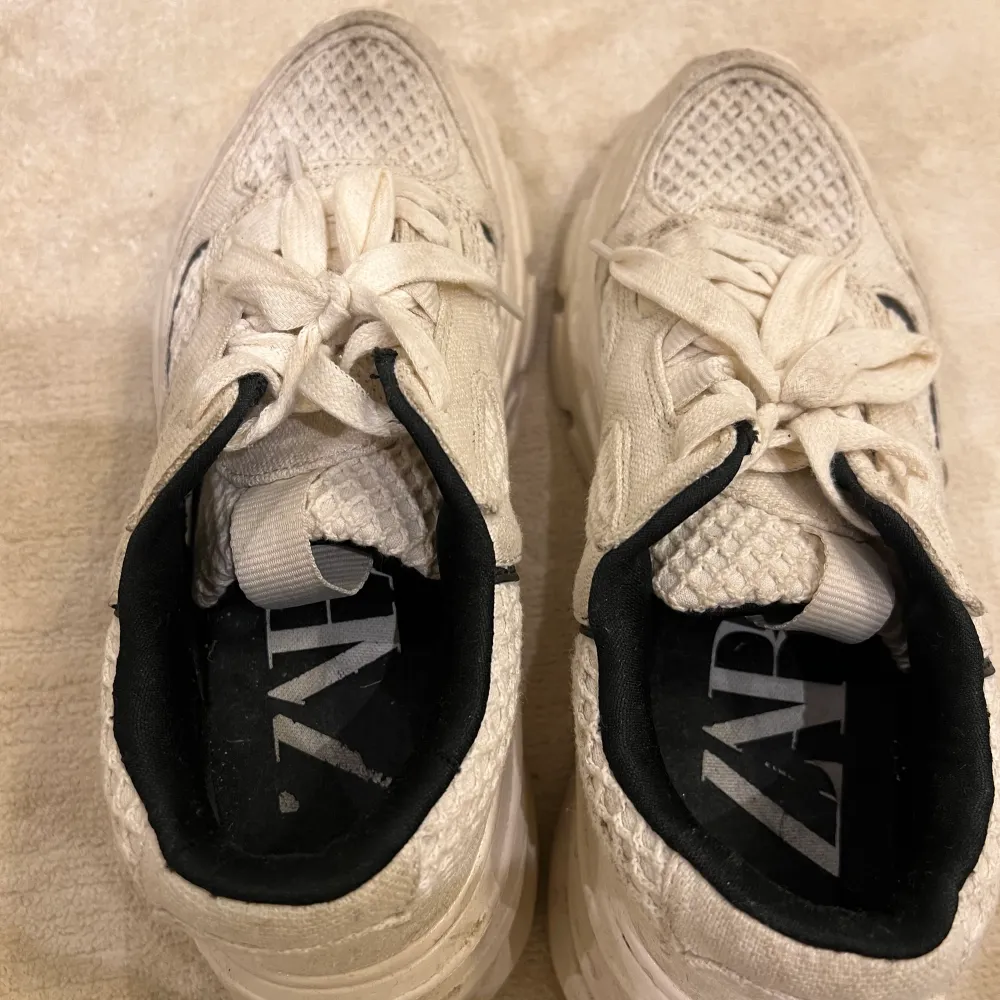 Skor från zara (köpta för 599kr) lite smutsiga men går att tvätta så blir dem som nya!. Skor.