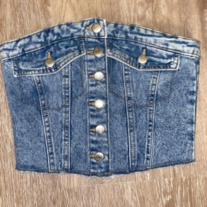 Jeans topp - Jag säljer min jeans topp från new yorker som är i fint skick! 💗 i storlek Xs! Jag säljer toppen för 50kr ink 💘 BETALA VIA SWISH‼️ TRYCK EJ PÅ KÖP NU‼️