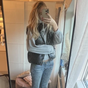 Väst!🤍 - Säljer den här as coola och trendiga västen från Zara. Nästan aldrig använd, säljer pgr av att den inte kommer till användning. Den är XS och passar mig som har S/M!❤️‍🔥🔥🙌🏼