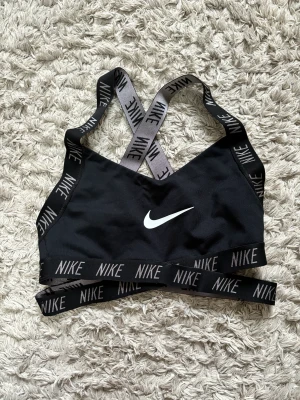 Nike Sport BH - Väldigt sparsamt använd då den är för liten för mig☺️Priset går att diskutera vid snabb affär🙂