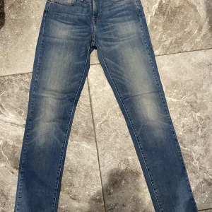 Jeans stl. Xs/s  - Jeans i storlek xs/s. Märke:Denim. Säljer pga stor garderobrensning. Kika gärna på mina andra annonser, säljer mycket:) Samfraktar gärna.
