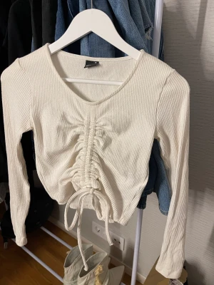 Justerbar tröja - Fin tröja som är justerbar från Gina tricot.  Tryck gärna på köp nu eller skriv om du har några frågor 💕