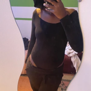 Svart body med öppen rygg - Superfin svart body med öppen rygg🖤