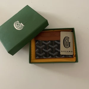 Goyard plånbok - Goyard plånbok. Är som ny. Ändast lite tämd där man sätter i korten då den är använd. Kommer med box och silkesduk.