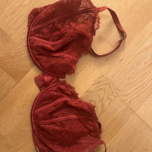 Sexig röd bh - Vinröd spets bh med bygel från Lindex. Suuuuper sexig men speciellt till julen! Från Ella M från Lindex. Använd 5 gånger endast!