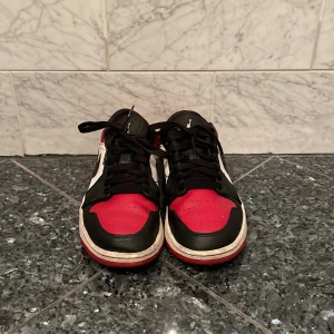 Air Jordan 1 Low bred toe  - Tja säljer mina riktigt feta Jordan 1 bred toe, dem är i 7/10 skick och har bara en del av creese där framme men de gås att ta bort, nypris: 2000 mitt pris: 499. Tveka inte vid frågor, pris kan diskuteras!