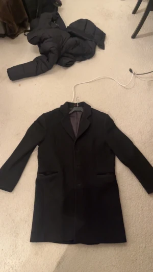 Kappa - Tja säljer av denna impulsköpta kappa då den är aningen för stor för mig. Rocken är svart och är i storlek L.