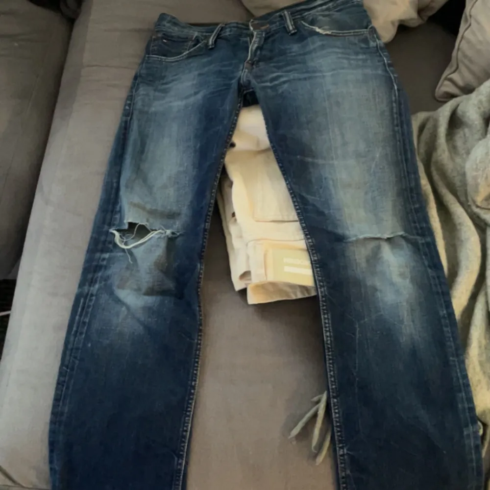 Fantastiskt fina jeans ifrån hilfiger. Skick: använda men fläckfria.  Strl: 31/34   Fit: smalare upptill med bredare ben samt slitningar vid knäna.   Mitt pris 350+frakt  Snabbaffär 300+ frakt . Jeans & Byxor.