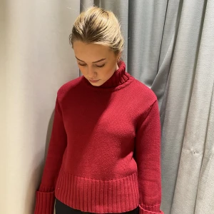 Röd Polo tröja  - Säljer nu min röda polo tröja eftersom att den inte längre kommer till användning. Inga tecken på slitage. Köparen står för frakten! 🌸Strl M men passar S 