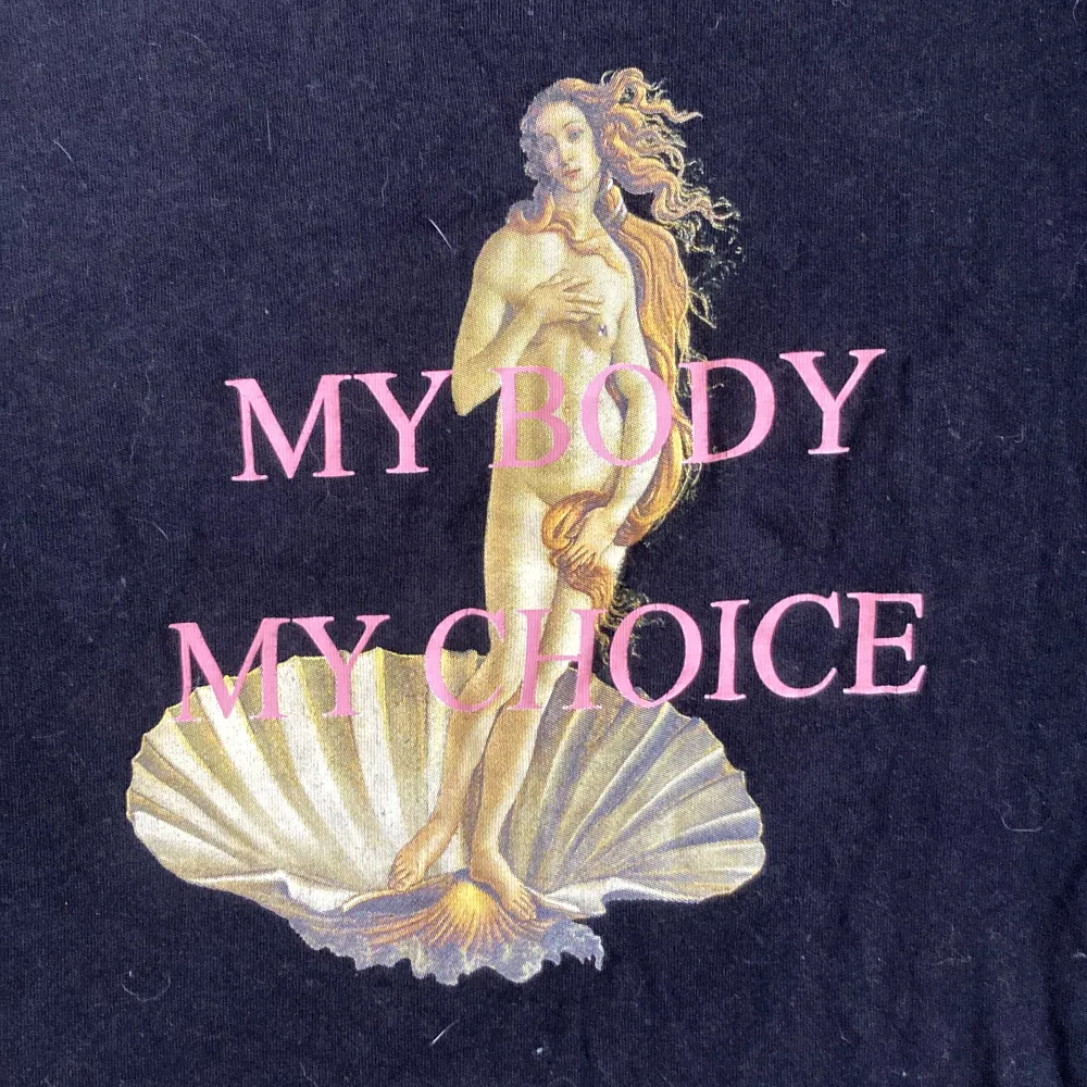En unik T-shirt från nakd Med trycket ”My body My choise” och afrodithe Skriv till mig vid intresse eller för fler bilder  Är i storlek xs men passar på mig som har s Endast swish . T-shirts.