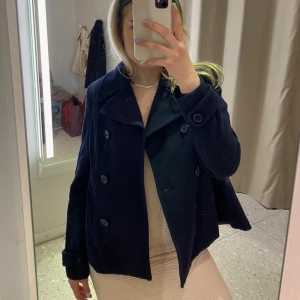 Kort kappa - Kort, marinblå kappa från H&M. Superfin nu till våren!🌷 Säljs då jag har liknande jacka som används mer!☺️ Har ni några frågor så är det bara att skriva💘