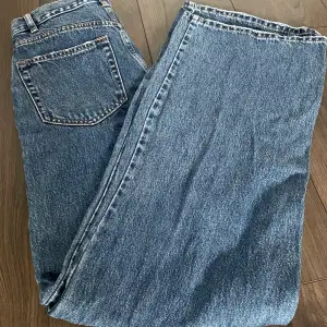 Jeansen är mycket blåare i verkligheten. Från Pull&Bear i strl 34, endast använda en gång. Kan tyvärr inte visa dom på för dom är för små för mig.