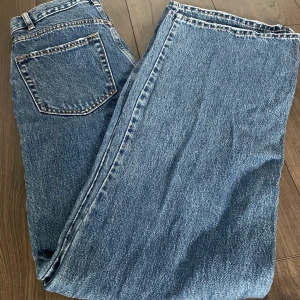 Högmidjade jeans - Jeansen är mycket blåare i verkligheten. Från Pull&Bear i strl 34, endast använda en gång. Kan tyvärr inte visa dom på för dom är för små för mig.