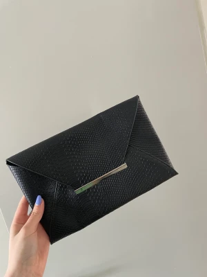 Kuvertväska - Svart väska i vattentätt material