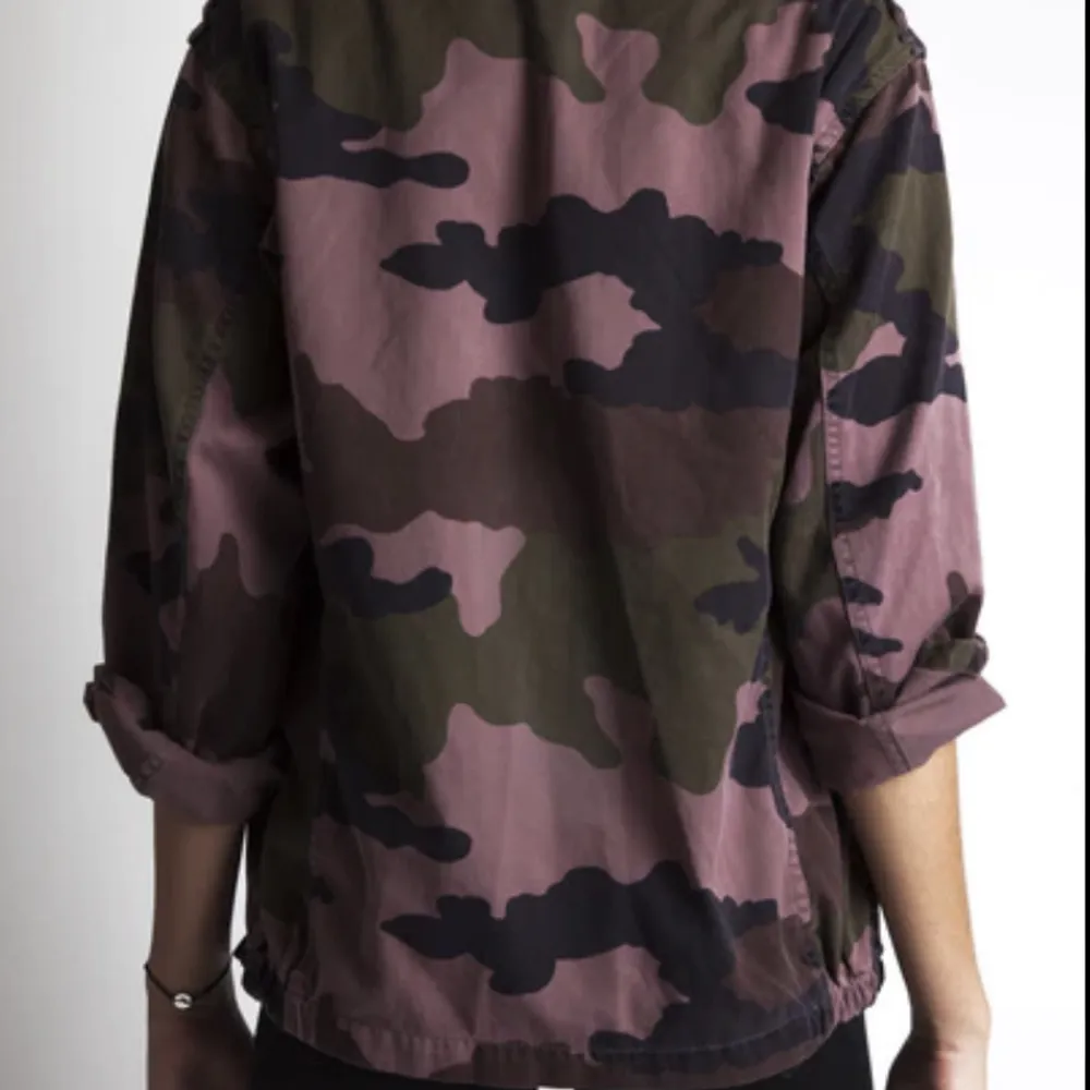 Säljer min as coola ROSA camouflage jacka från quatre filles!!!💗Säljer pga att den inte kommer till användning!!! Shit snygg på sommaren och as cool!!!!🤩🤩 Skriv ifall ni vill ha fler bilder💕 (nypris 2500 kr) . Jackor.