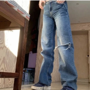 TRENDIGA JEANS - Säljer dessa slutsålda jeans köpta på zara, perfekta till sommaren och våren!!☀️☀️☀️🥰🥰🦋 bilden är lånad! Kan gå ner i pris, vid snabb affär! Är i storlek 40 men sitter som en 38:a