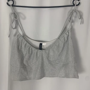 Glittertopp - Oanvänd glittrig topp med justerbara axelband💕Köpes gärna tillsammans med andra toppar för samfrakt och lägre pris