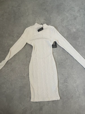 Klänning  - Beige klänning med prislapp