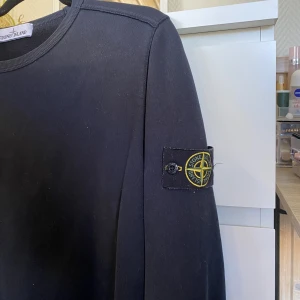 Stone Island - Säljer min killes stone Island tröja i storlek L, i färg mörkblå. Färgen framgick inte så bra på bilderna i de ljuset så skriv gärna för fler bilder. 💙Nypris ca 1700kr. 