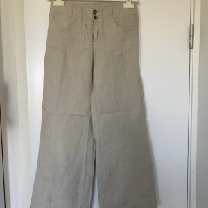 United Colors of Benetton linnebyxor - Skitsnygga lågmidjade linnebyxor som är perfekta till sommaren! Ganska korta i längden men skulle säga att de passar nån som är max ca 160cm. Står att de är storlek 38 men skulle säga att de passar någon som har storlek 34/36! Frakt: 49kr
