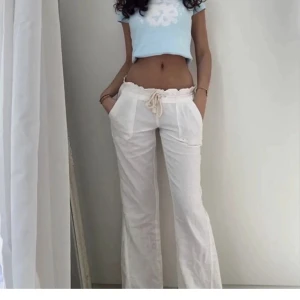 Roxy linnebyxor - säljer mina jättesnygga linnebyxor då dom blivit för små för mig, använda fåtal gånger så dom är i nyskick. Jag är 1.70 o dom går nästan ner till marken på mig 💖 450+frakt, kan tänka mig att gå ner i pris vid snabb affär 