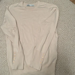 Zara stickad tröja  - Säljer nu denna sjukt finna stickade tröja ifrån zara. Bra i storleken och verkligen jätte shön!🫶