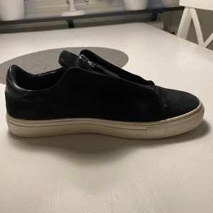 Axel Arigato skor - Axel arigato skor med dragkedja Storlek 41 Cond 7/10 en tråd har släppt men går att klipp bort om man vill (Bild 3) Pris går att diskutera