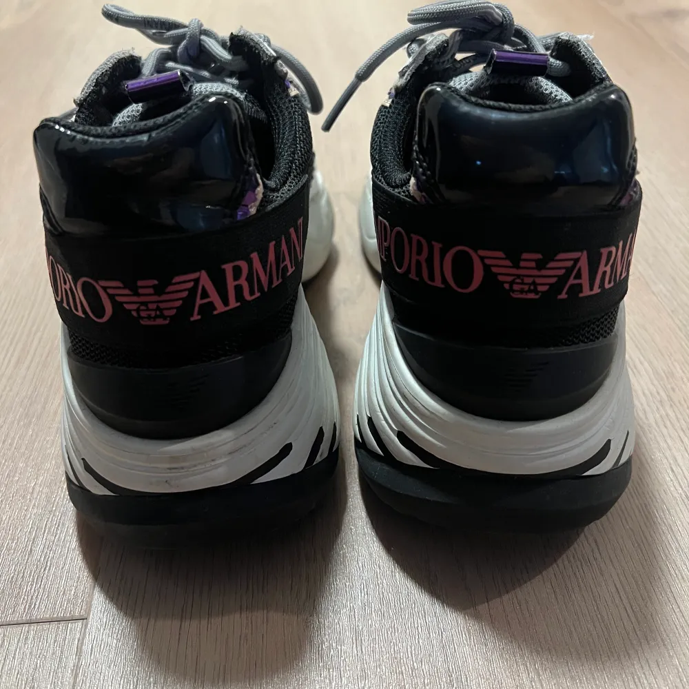 Sneakers från emporio Armani. Väldigt gott skick. Använda endast ett fåtal gånger. Köptes för 3499kr.. Kengät.