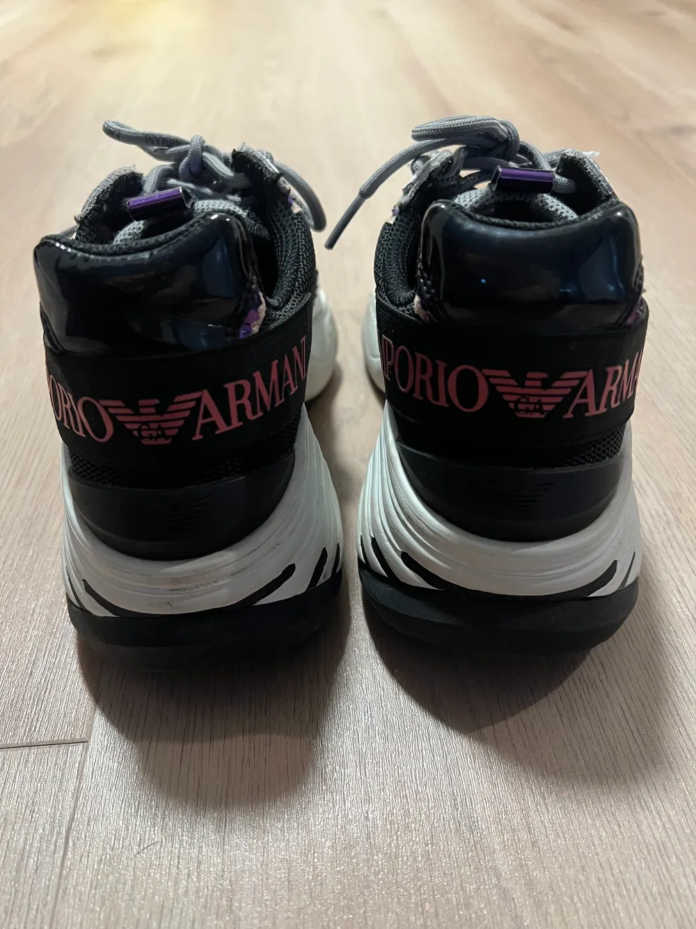 Sneakers från emporio Armani.  Väldigt gott skick. Använda endast ett fåtal gånger. Köptes för 3499kr.. Skor.