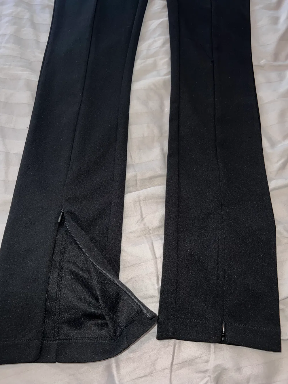 Oanvända byxor från Bikbok i storlek M men passar för de som har S. Jeans & Byxor.