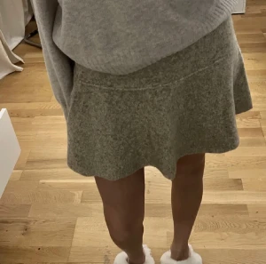 Stickad kjol - Stickad kjol ifrån zara som ej finns kvar längre. Kan andvändas både som en varmare kjol på vintern men även nu på sommaren. Första är lånad bild🌸