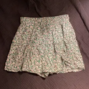 Blommig kjol perfekt för sommaren😍 även inbyggda shorts! 