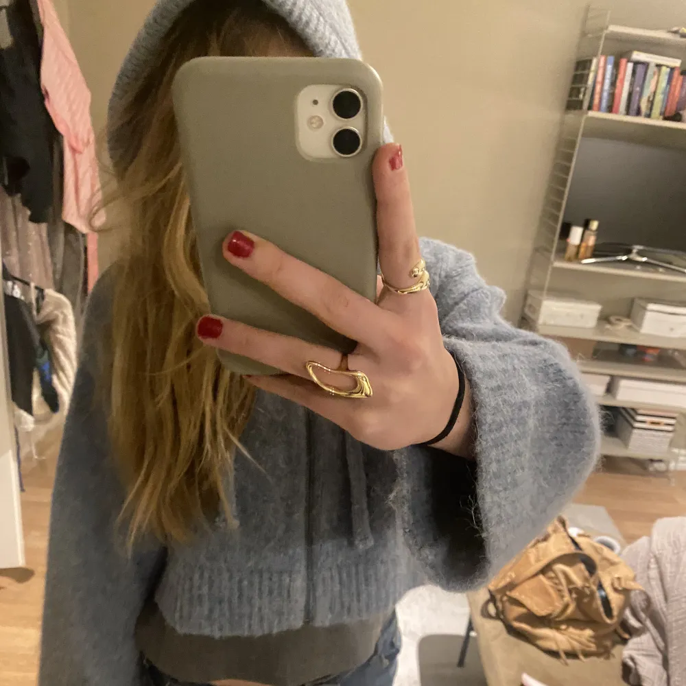 Säljer en blå söt stickad hoodie från zara som är använd fåtal gånger men som nyskick. Får ingen användning därav säljer jag 🥰❤️ Tveka inte att höra av vid intresse❤️du står för frakt❤️. Stickat.