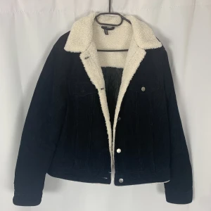 Manchester vårjacka - Nästan oanvänd jacka som passar nu till tidiga våren då den är lagom tjock😊 Den är väldigt skön och mysig