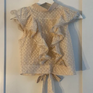 Topp - Topp som är öppen i ryggen från Bikbok i storleken S, pris 200 kr, köparen står för frakten🌸