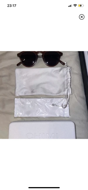 Chimi - Säljer ett par chimi 03 solglasögon. Fint skick, pris 500!  