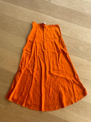 Satinkjol - Orange satinkjol från zara. Så fint material och cool färg✨