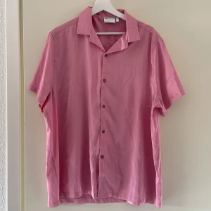 Asos Rosa Skjorta  - Oanvänd skjorta perfekt till sommaren. Säljer pga fel storlek. Stl M 
