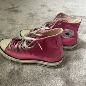 Converse - Storlek 37,5 men passar mig med storlek 39. Nypris 750kr säljer för 150kr + frakt. Inte helt vita längre dock nytvättade skriv för fler bilder💞