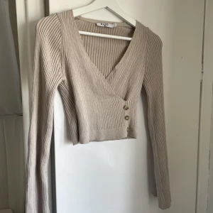 Sweater - Snygg sweater som inte längre går att få tag på, endast använd ett få antal gånger men är precis helt ny✨ Nypris - 439