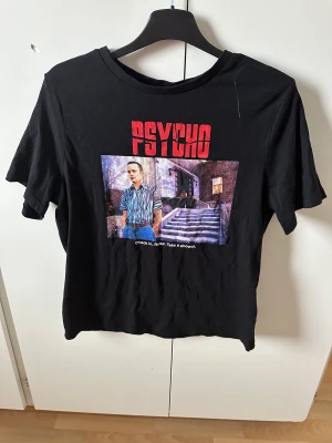 T-shirt - Cool t-shirt använd 2 gånger kommer inte till användning mer!!