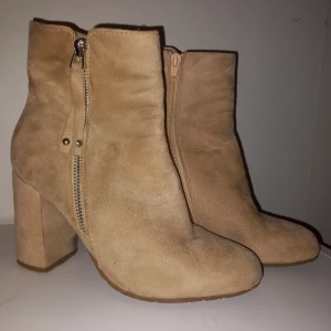 Beige högklackade boots - Strl 39