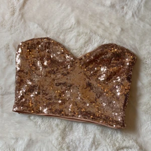 Glitter topp - Nyårstopp Från na-kd, endast använd 1 gång 🤍🤍