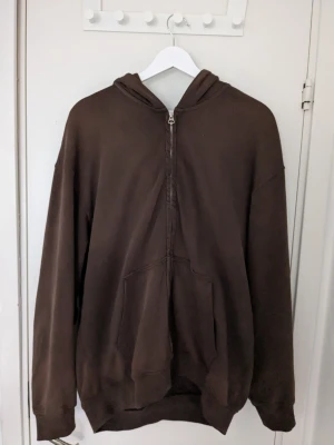 Brown full zipup Weekday  - Brun full zipup luvtröja från Weekday i storlek xs väldigt bra skick och inga tecken på användning, har en ganska oversized passform 