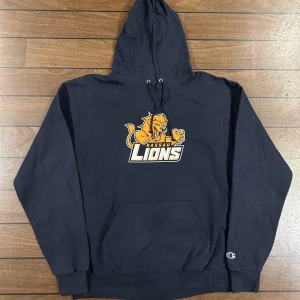 Champion Nassau Hoodie - Snygg champion Hoodie i storlek L! Bara att skriva om du undrar över något🙏