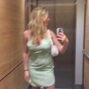 Somrig klänning - Säljer denna jättefina klänningen! Den är en superfin o somrig grön färg med ett blommigt mönster. Jag säljer denhär då den blivit för liten för mig. Strl Xs men passar definitivt S oxå.